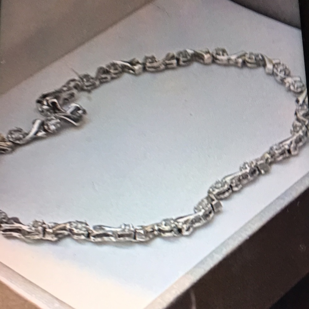 Diamond Bracelet in 10K white gold, 7 inches need an extender for larger